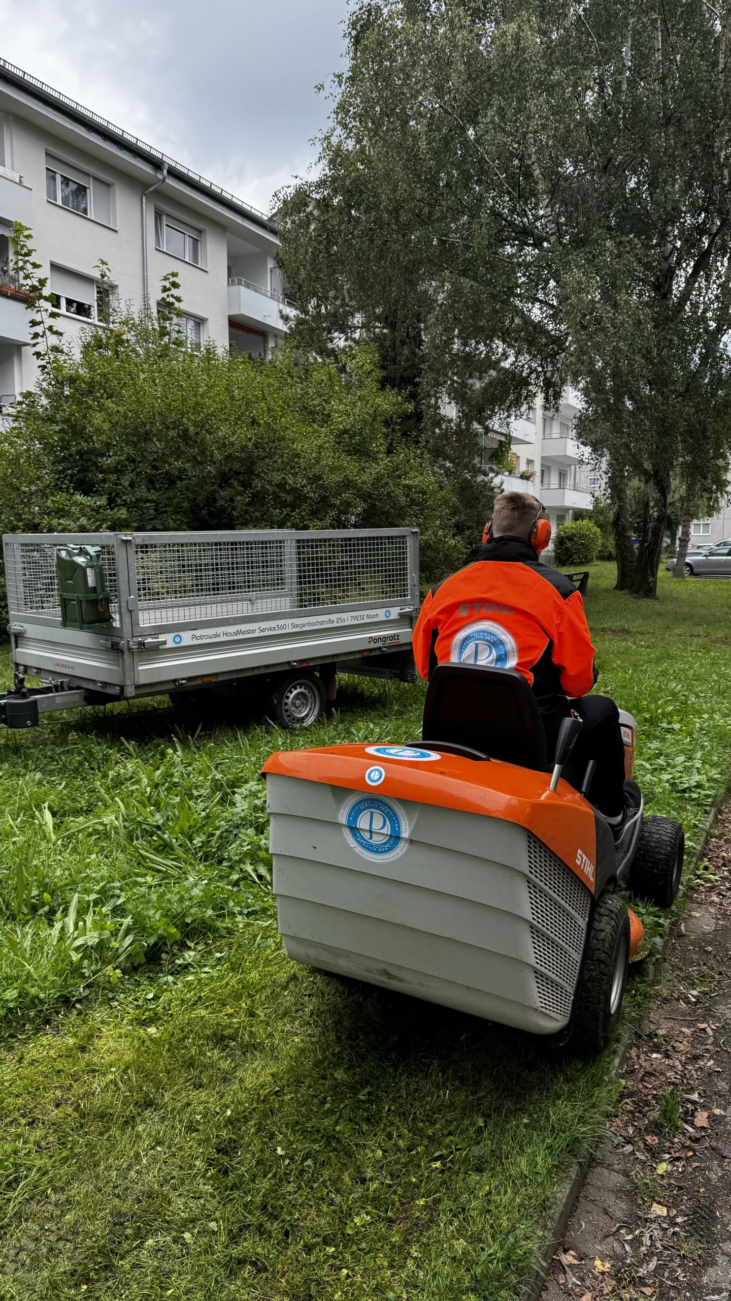 Mitarbeiter von Piotrowski bei der Grünpflege